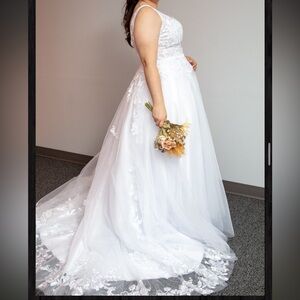(SOLD) Elegant White Wedding Dress
***Willing to negotiate price***